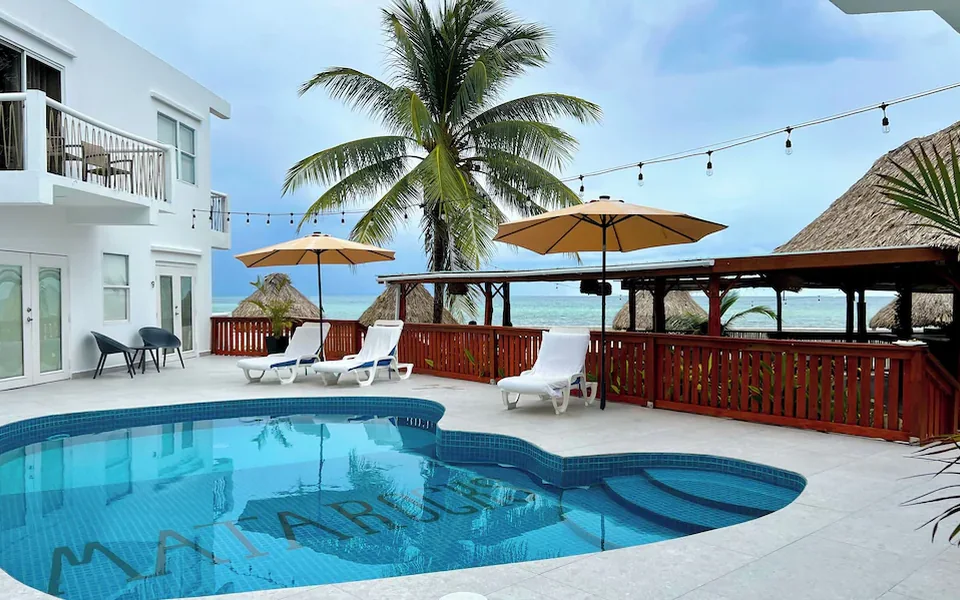 Pool and beachfront bar at Mata Rocks Resort